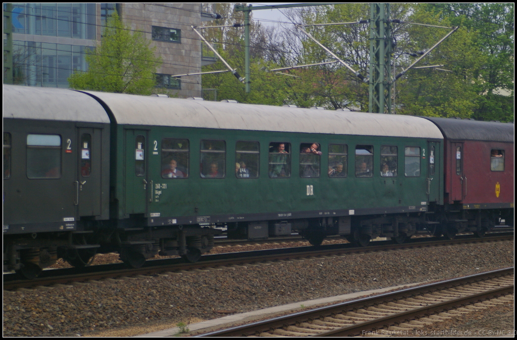 6. Dresdner Dampfloktreffen, 12.04.2014: Der 4-achsige Personenwagen DR 260-328, Gattung B4gml, eingereiht in einem Sonderzug des Traditionszug Berlin e. V. bei der Einfahrt in den Dresdener Hauptbahnhof