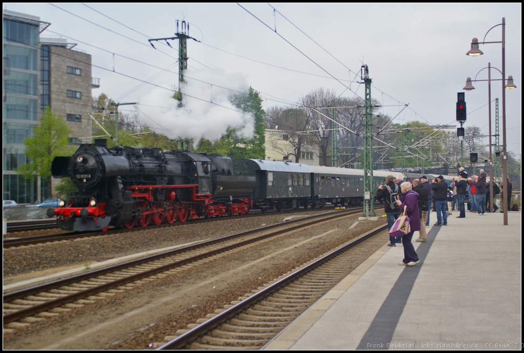 6. Dresdner Dampfloktreffen, 12.04.2014: DR 52 8131 der Dampflokfreunde Berlin am 12.04.2014 bei der Einfahrt in Dresden Hauptbahnhof, was von etlichen Fotografen erwartet wurde