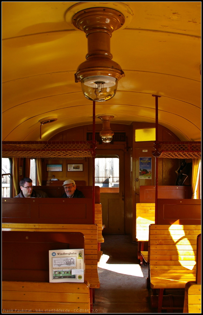 6. Dresdner Dampfloktreffen, 12.04.2014: Innenansicht des 70 252 Dresden, einem Aussichtswagen 3. Klasse der Windbergbahn. Auff�llig sind die gro�en Gasleuchten, die mit einigen Sicherheitsrelevanten Anpassungen auch noch heute mit Gas betrieben werden