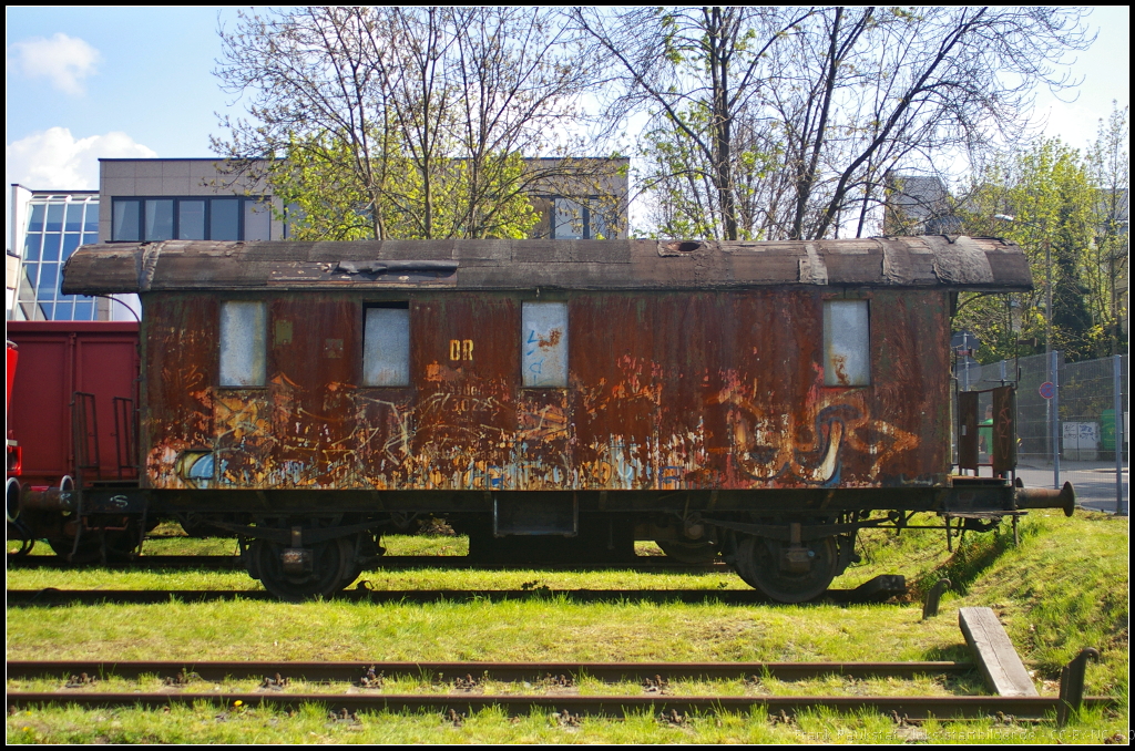 6. Dresdner Dampfloktreffen, 12.04.2014: Leider unbekannt gebliebener Dienstwagen der DR. Folgende Daten waren noch zu erkennen:

DR Dresden 3022
Signal-
Fernmeldemeisterei Dresden
Werkzeugwagen

Bei der Nummer fehlen die führenden Stellen und die Gattung war nicht mehr komplett erkennbar. Vielleicht hat jemand die kompletten Daten zu diesem Wagen? Dann bitte eine Mail an kontakt (at) bahnsichtungen.de. Danke.