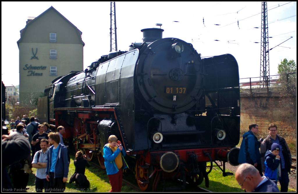 6. Dresdner Dampfloktreffen, 12.04.2014: Viel Gewusel um die DR 01 137, die 1935 von Henschel & Sohn in Kassel gebaut wurde. Seit 1981 ist sie Museumslok und im Bestand von DB Museum N�rnberg