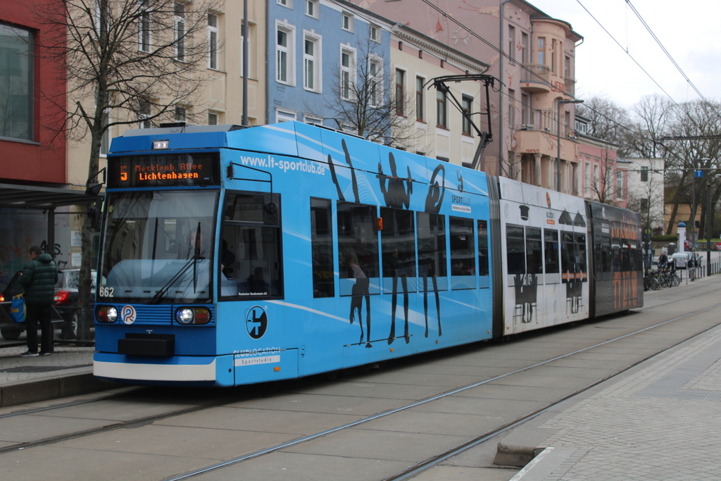 6 N-1 Wagen 662 stand am Mittag des 05.04.2024 in der Haltestelle Rostock Doberaner Platz.