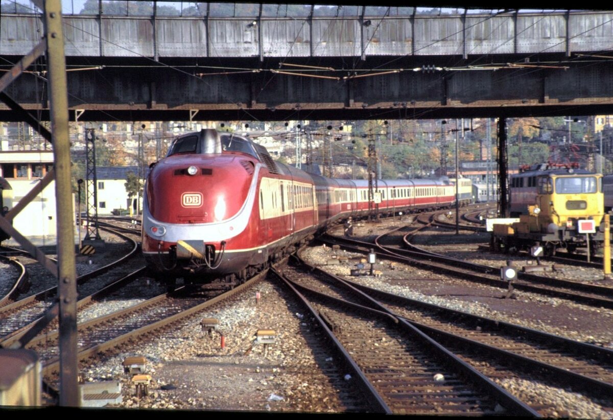 601 001 Alpen-See-Express wird von 110 237-5 abgeschleppt in Ulm am 22.10.1983.