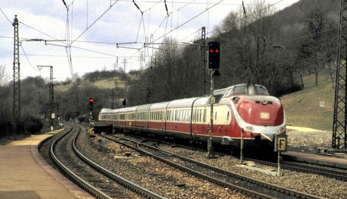 601 Alpen-See-Express f�hrt durch Geislingen-West in Richtung Dortmund am 14.03.1982. Auf das mittlere Gleis werden die schweren G�terz�ge geleitet, die von einer bereitgestellten Lok dann Schubhilfe erhalten.