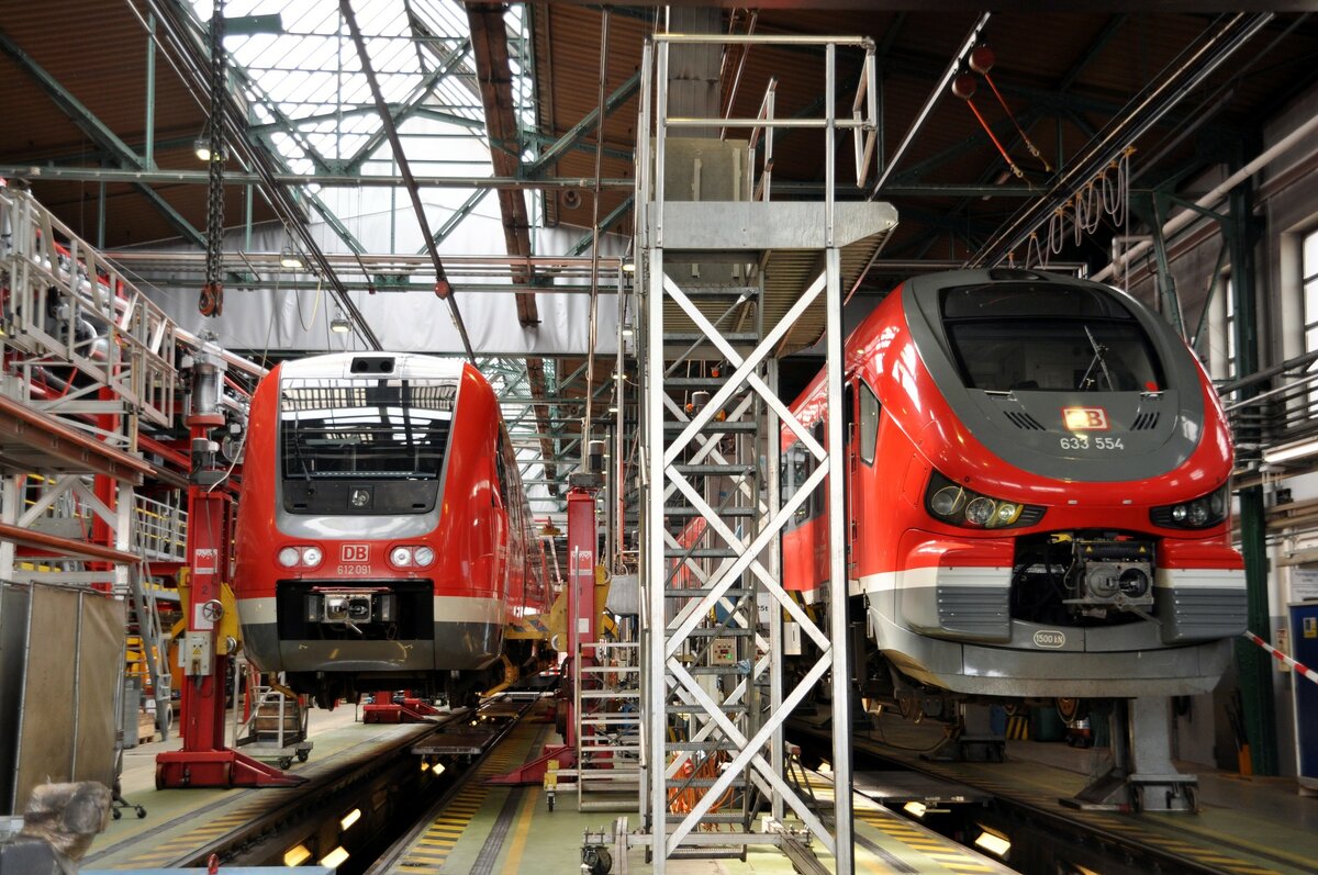 612 091 und 633 554 Pesa Link III aufgebockt in der Werkhalle des Bw Kempten am Tag der offenen Tür m 22.04.2023.