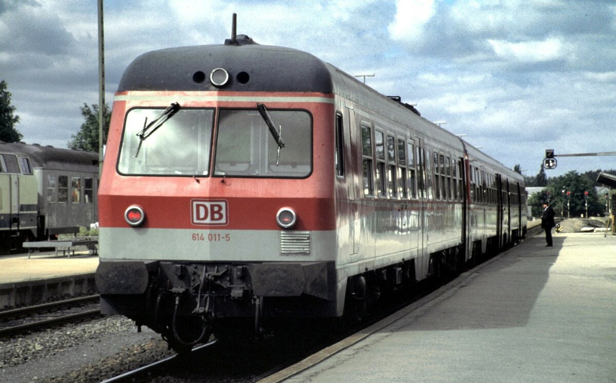 614 011-5 in Cham am 19.09.1997.
