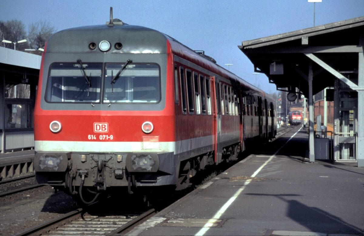614 071-9 in Marktredwitz am 08.11.2002.