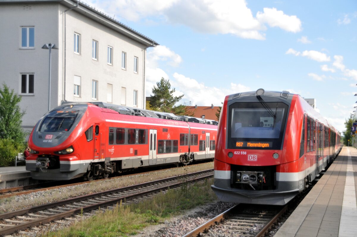 622 556 und 633 541 in Illertissen am 09.09.2022; auf dem mittleren Durchgangsgleis ist gerade der IC Allgäu mit 2x 218 durchgefahren.
