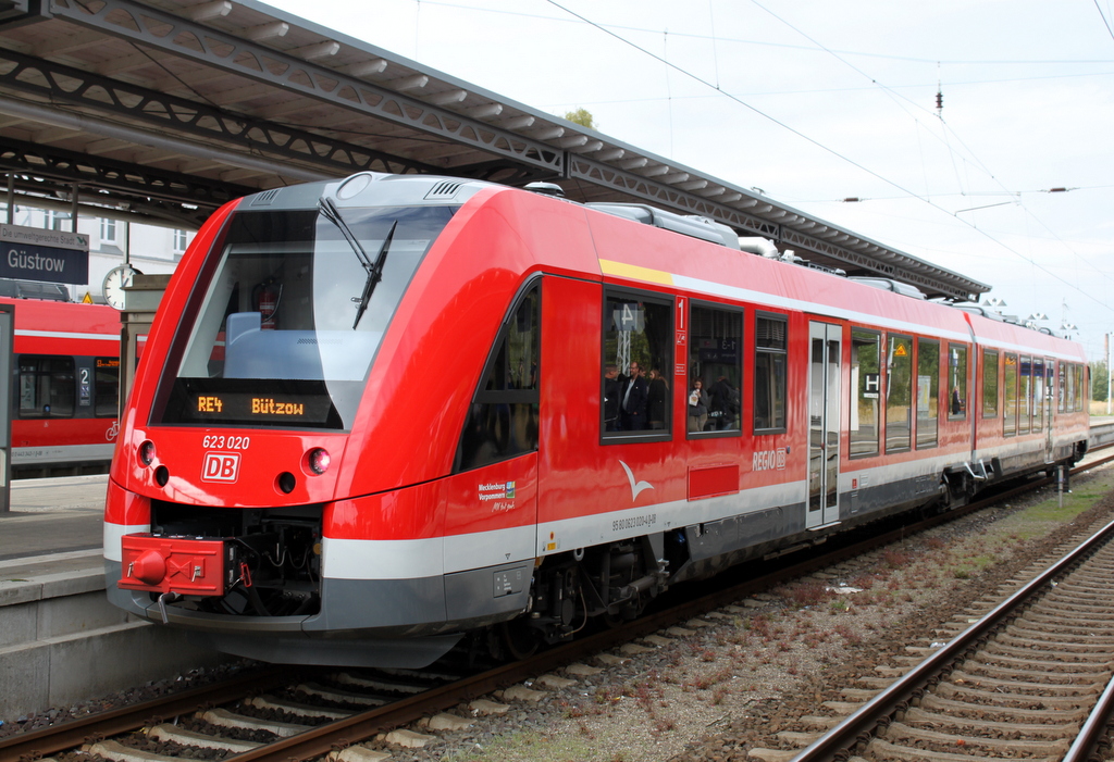 623 020-4 als RE4(RE 13208)von Pasewalk nach Btzow kurz vor der Ausfahrt im Bahnhof Gstrow.09.10.2015