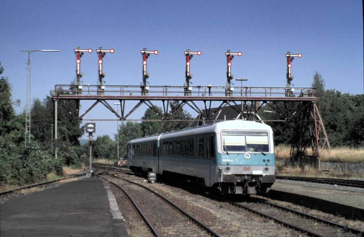 628 542-0 fährt in Bad Harzburg ein, am 31.07.1999. (Diascan).