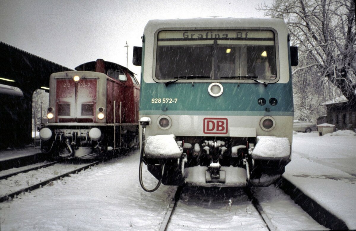 628 572-0 und 212 032-7 in Wasserburg am Inn am 28.01.1999.