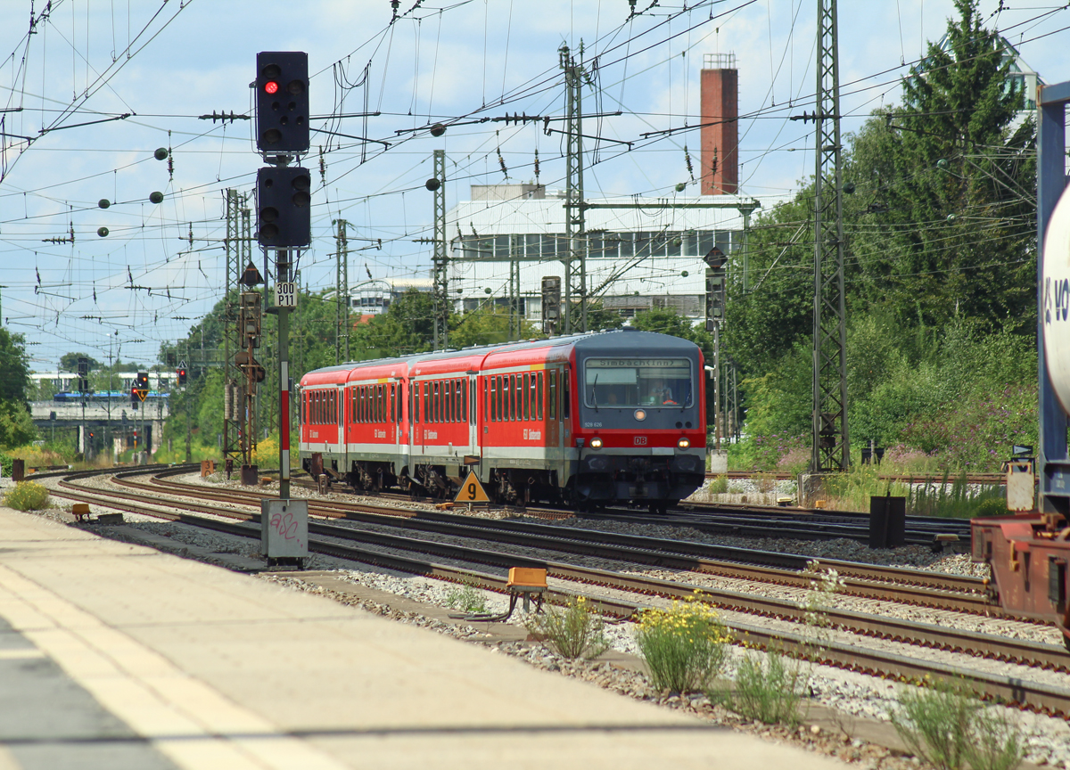 628 626 mit Geschwisterchen durchfahren zusammen den Münchener Heimeranplatz.