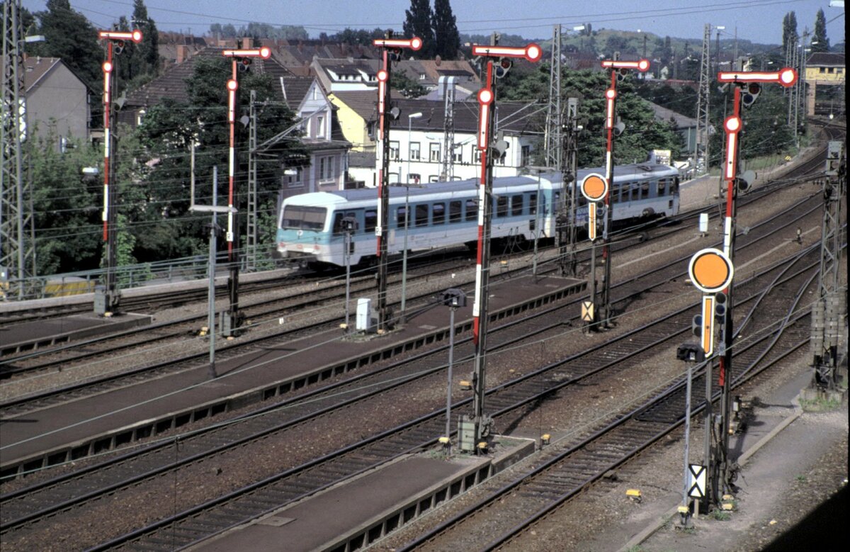 628 und eine stattliche Anzahl Formsignale in Neustadt/Weinstrasse im Juni 1994.