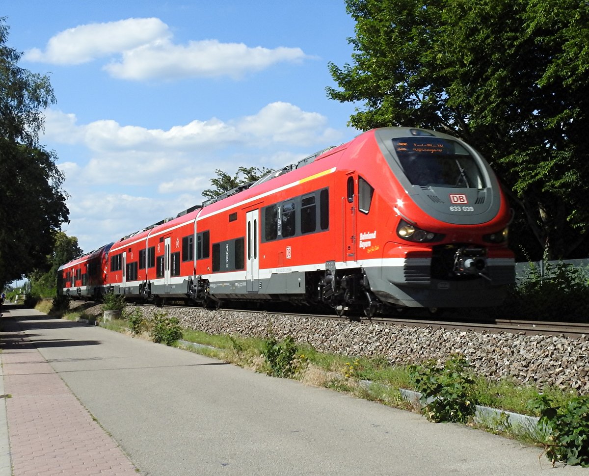633 039 der neue Pesa Link BR 633 f�hrt neuerdings auf der Illertalstrecke, wie dieser von Ulm nach Kempten. Er begegnete mir erstmals, in Bellenberg am 07.07.2020.
