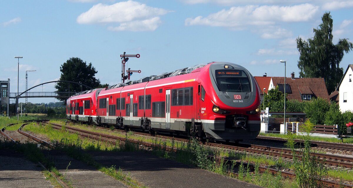 633 045 und 633 543 in Doppeltaktion (Pesa Link III) V�hringen am 29.07.2021.