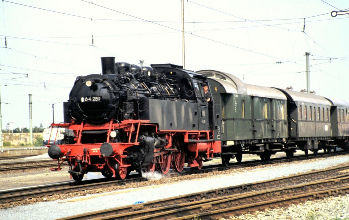 64 289 mit  Donnerbüchsen  Personenzug bei der Parade 150 Jahre Deutsche Eisenbahn in Nürnberg am 14.09.1985.