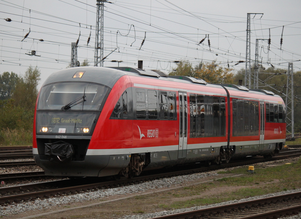 642 048 als RB 13247 von Bad Doberan nach Graal-Mritz bei der Ausfahrt am 02.10.2014 im Rostocker Hbf. 