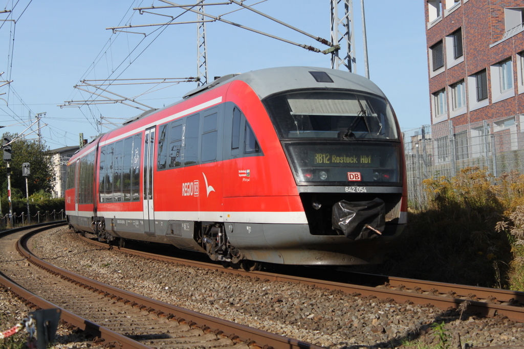 642 054 als RB12(Graal M�ritz-Rostock)bei der Einfahrt im Rostocker Hbf.24.09.2016