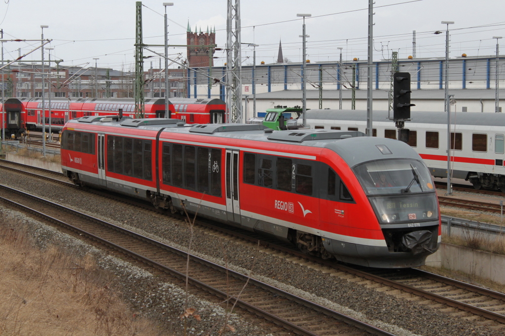 642 078-9 als RB11(RB 13121)von Wismar nach Tessin bei der Ausfahrt im Rostocker Hbf.17.03.2017