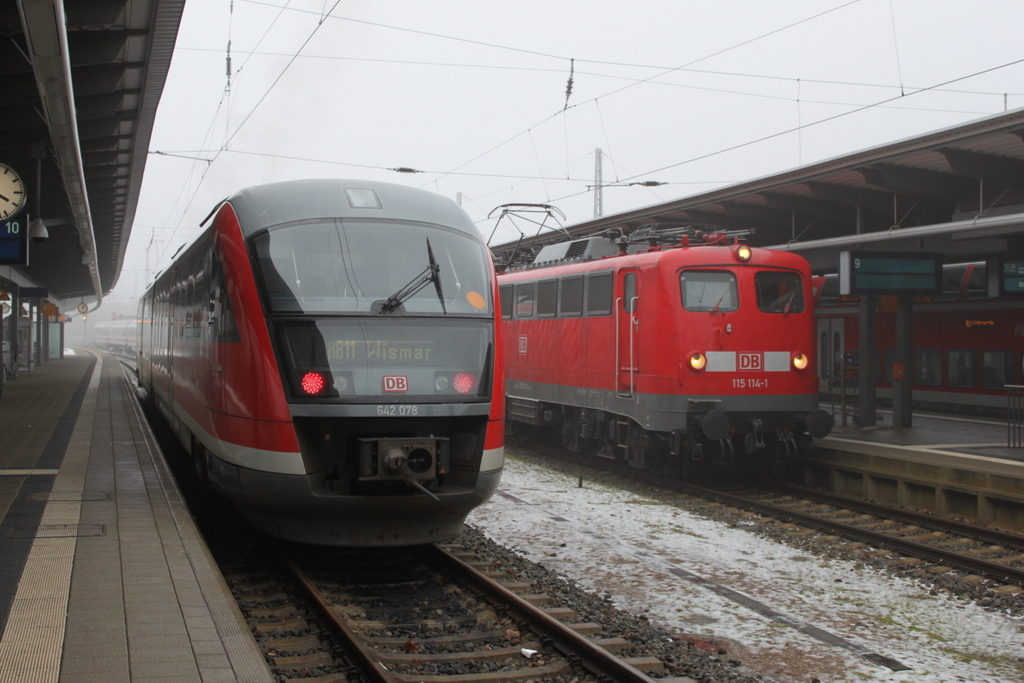 642 078 als RB 11(Tessin-Wismar)bei der Ausfahrt im Rostocker Hbf neben an stand 115 114-1 mit IC 2417 nach K�ln Hbf.24.01.2016