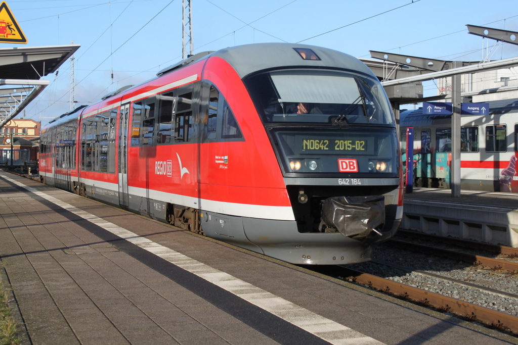 642 184 als RB12 von Rostock Hbf nach Graal-M�ritz bei der Ausfahrt im Rostocker Hbf.12.12.2015
