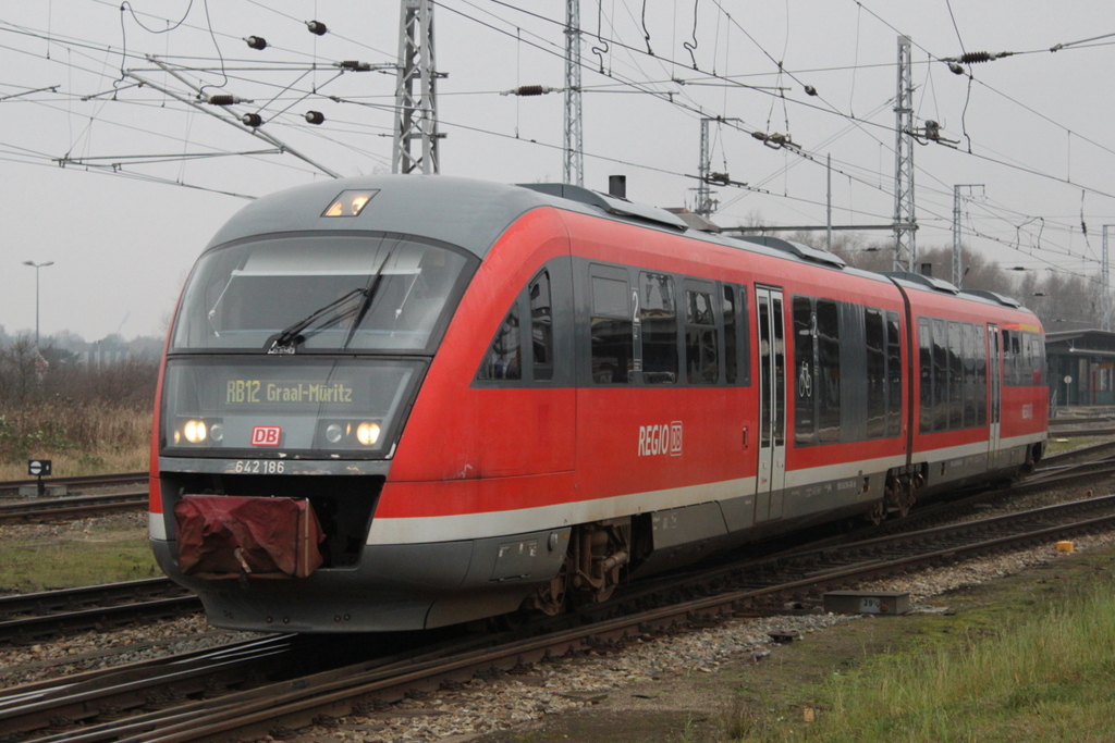 642 186-0(DB-Regio AG Region Hessen)als RB 13235 von Rostock Hbf nach Graal-M�ritz bei der Ausfahrt im Rostocker Hbf, an der Seite stand sogar noch die letzte Untersuchung von Erfurt dran.02.01.2016