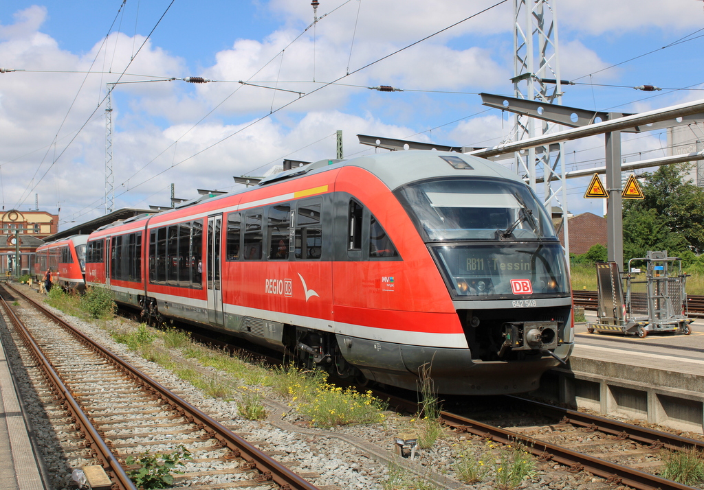 642 548 und 642 079 standen am Mittag des 20.06.2025 im Rostocker Hbf.