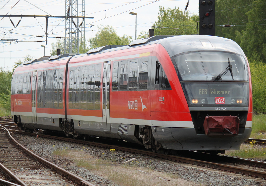 642 549-9 als RE8(Tessin-Wismar)bei der Einfahrt im Rostocker Hbf.22.05.2015 zum Fahrplanwechsel 2015/2016 verkehrt der Zug dann als RB11
Wismar–Tessin-Wismar.