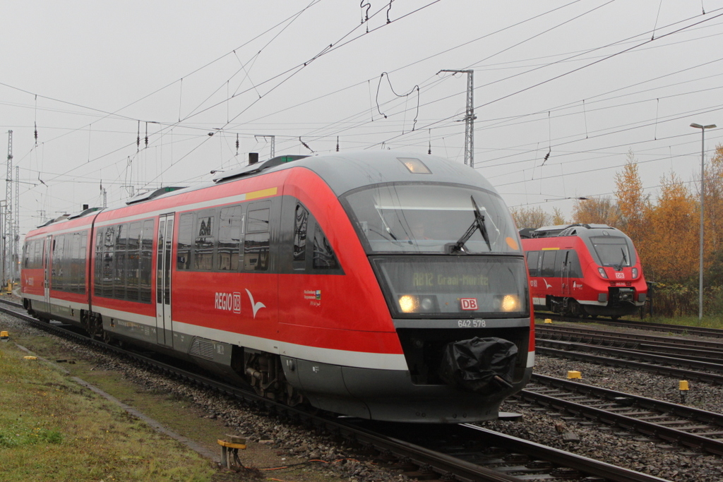642 578 als RB 12 von Rostock Hbf nach Graal-M�ritz bei der Bereitstellung im Rostocker Hbf.06.11.2015