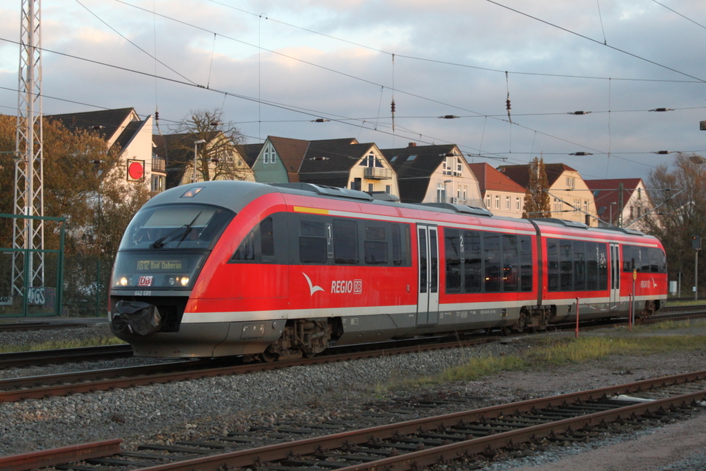 642 685 als RB12(RB 13242)von Graal-M�ritz nach Bad Doberan bei der Ausfahrt im Rostocker Hbf.18.11.2016