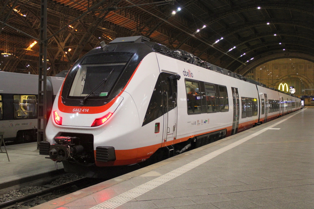 6442 414 stand als RE 74604(Leipzig-Eisenach) am Morgen des 09.08.2025 um 03.44 Uhr im Leipziger Hbf.