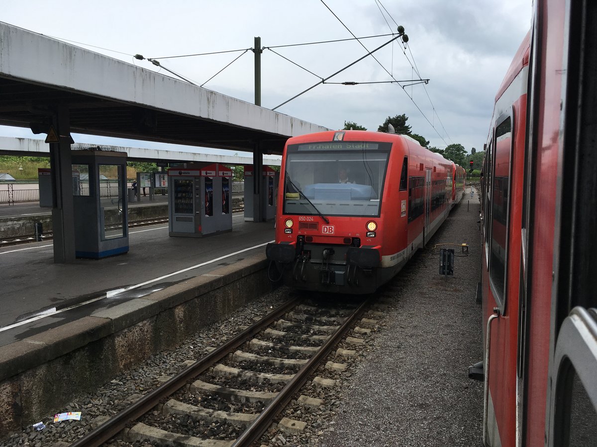 650 024 und zwei weitere 650 als RB nach Friedrichshafen Stadt am 05.06.17 bei der Einfahrt in Radolfzell.