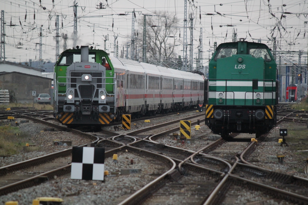 650 114-8+120 104-5(hinten)mit IC 2417 von Rostock Hbf nach Kln Hbf bei der Bereitstellung im Rostocker Hbf.neben stand die LDS 203 127-6 abgestellt.27.12.2015
