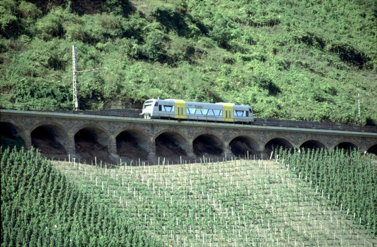 650 VT 02 der transregio auf dem Lehnviadukt an der Mosel bei P�nderich am 15.08.2002.
