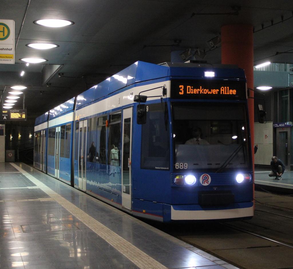 6N-1 Wagen 689 stand am Mittag des 17.04.2026 in der Haltestelle Rostock Hauptbahnhof(Tief)