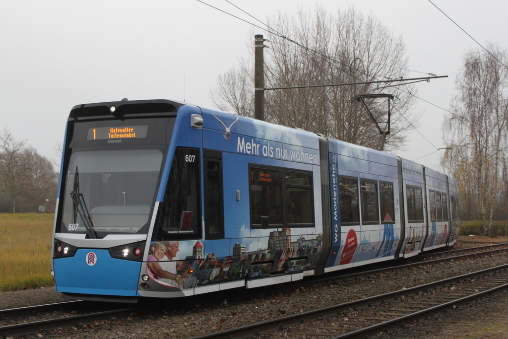 6N2 Wagen 607  Mehr als nur wohnen stand am Mittag des 01.12.2018 vor der Station Rostock-Hafeenallee 