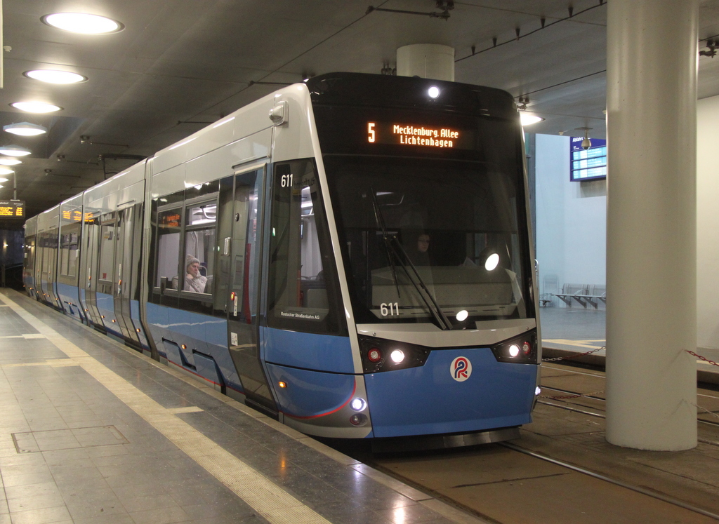 6N2-Wagen(611)als Linie 5 von Rostock-S�dblick nach Rostock-Mecklenburger Allee stand am 25.01.2015 in der Haltestelle Rostock Hbf(tief)