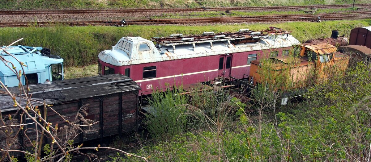 708 208-5 (ORT 2) und 106 Diesellok und ein G 10 Bahnhofswagen mit Aufschrift Karl-Marx-Stadt, in Chemnitz in der Abstellgruppe des Sächsischen Eisenbahnmuseums in Chemnitz am 19.04.2017.