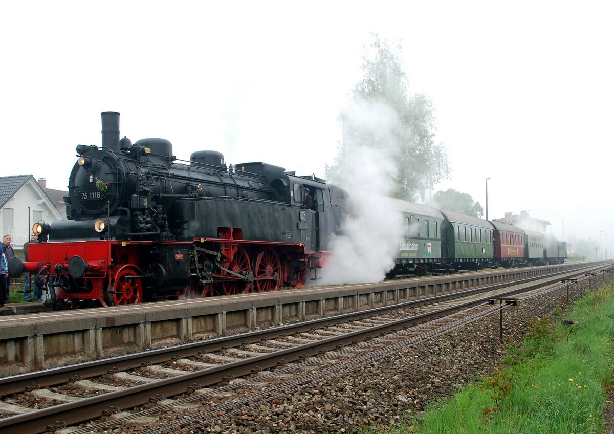 75 1118 mit Sonderzug auf der Illertal-Strecke in Richtung Memmingen in Vöhringen am 01.05.2009.