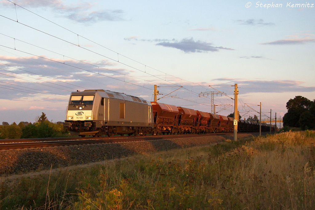 76 101 akiem f�r ITL - Eisenbahngesellschaft mbH mit einem Facs Ganzzug in Vietznitz und fuhr in Richtung Wittenberge weiter. 28.08.2013