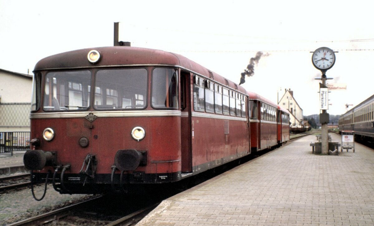 798 in Pocking am 03.05.1988. Anmerkung: Die schwarze Rauchfahne ist nicht vom 798, sondern von einem Fabrikschlot- es passte nur gerade so.