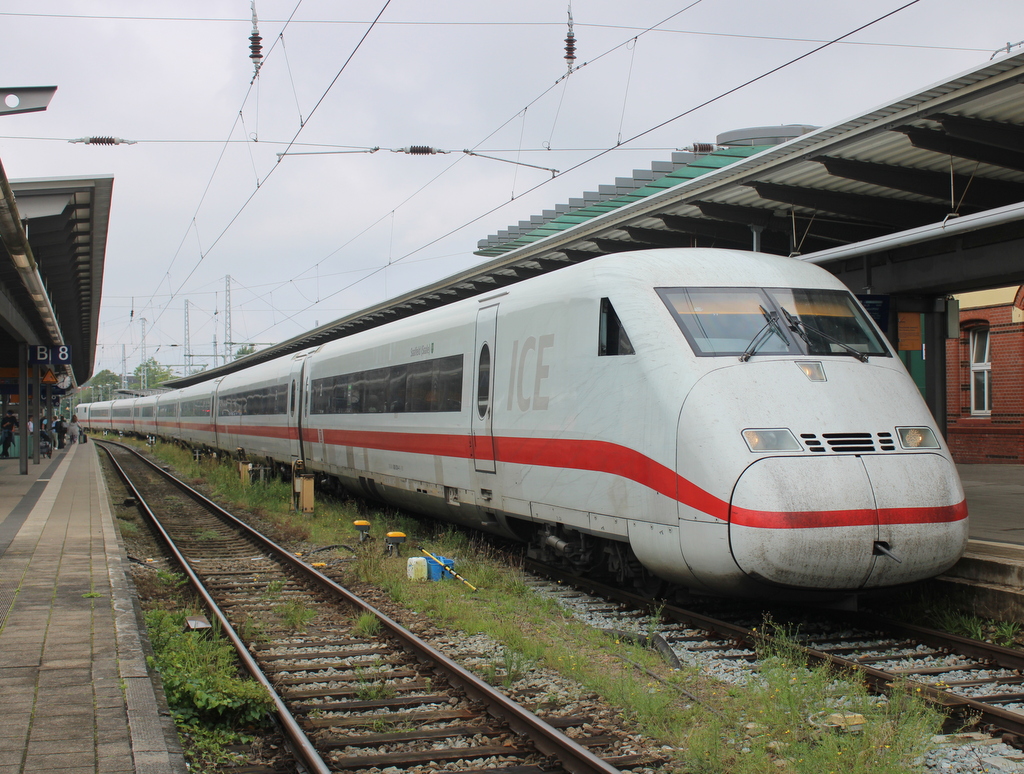 808 024-4 als ICE 1979 von Rostock Hbf nach  Berlin Südkreuz stand am Mittag des 25.07.2025 im Rostocker Hbf.