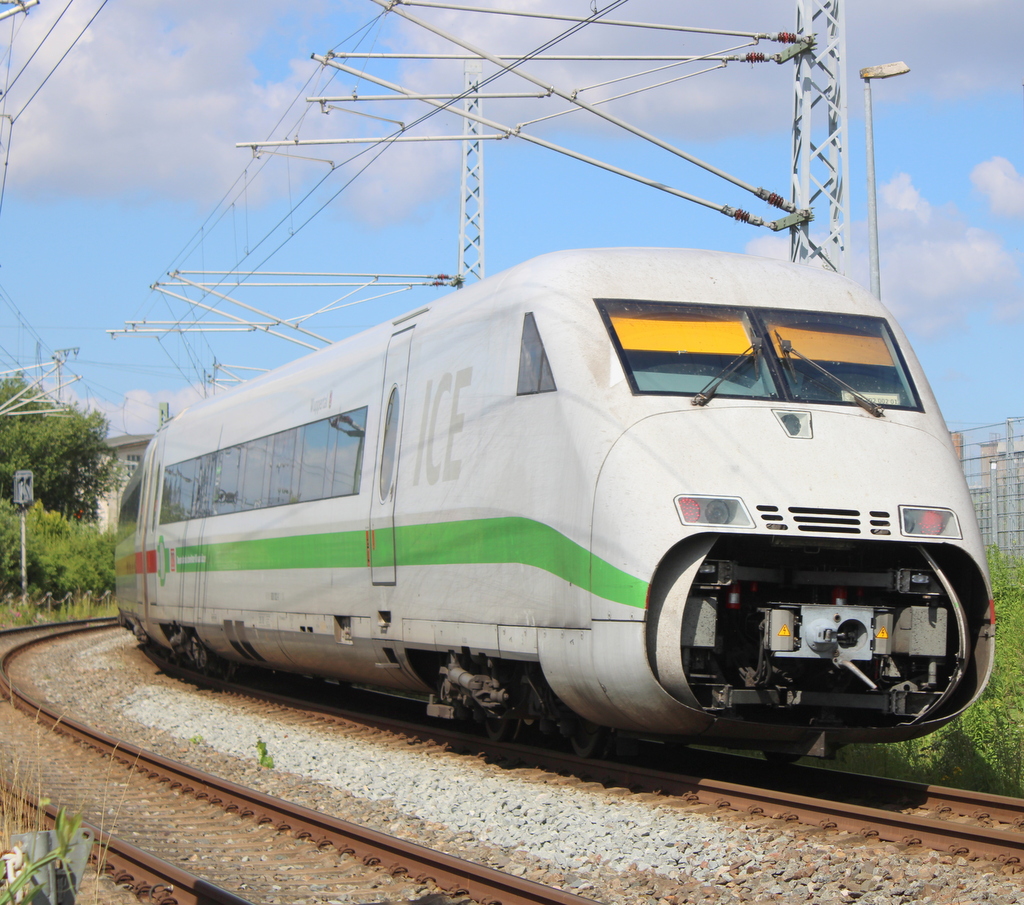 808 033-5 als IC639(Binz-München)bei der Einfahrt im Rostocker Hbf.02.07.2022