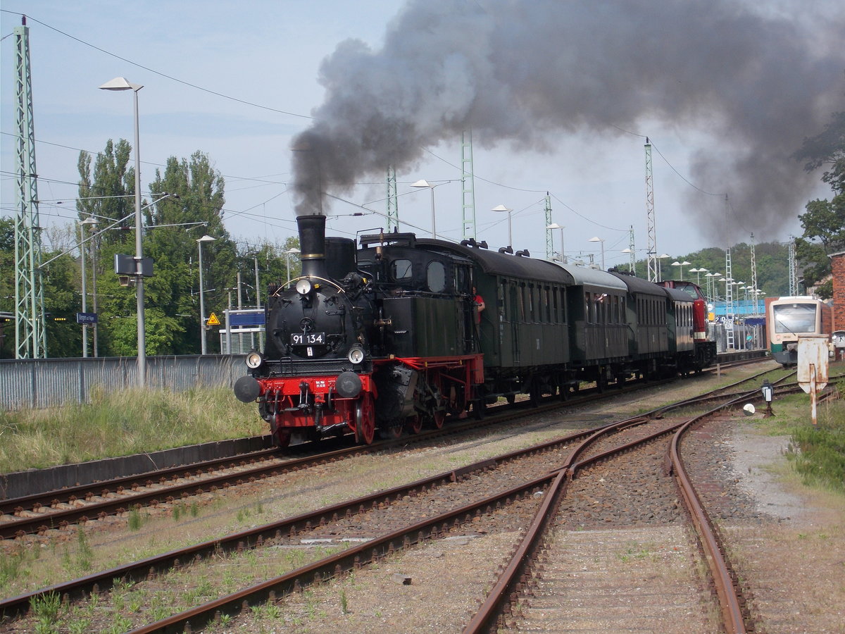 91 134 und am Schlu� die MTEG 112 703-4,bei der Ausfahrt,am 21.Mai 2016,aus Bergen/R�gen.