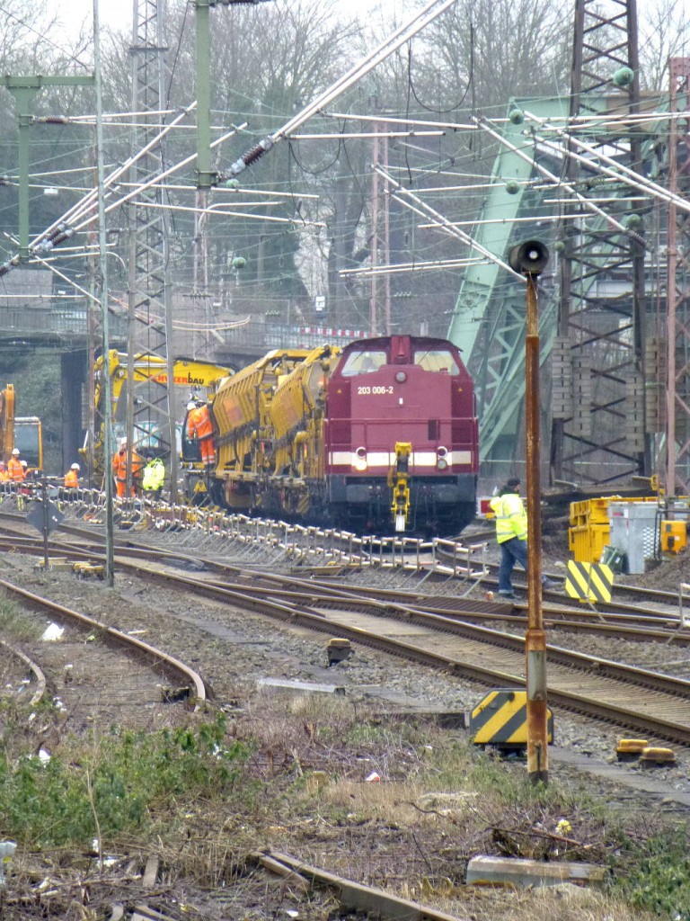 92 80 1203 006-2 D-EFW hilft am 15.3.16 mit einigen Bauwagen dabei, ein Abstellgleich in W-Oberbarmen zu erneuern.