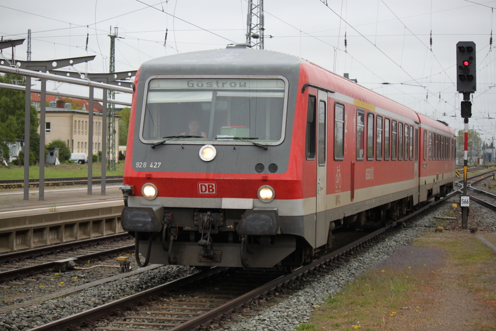 928 427-3 durfte am 10.05.2015 von Rostock Hbf nach Gstrow ausrcken.