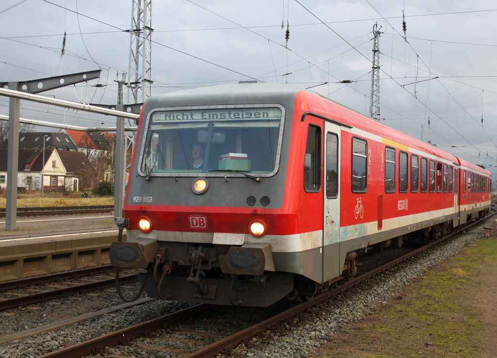 928 553-6 fuhr am 11.12.2015 bisschen im Rostocker Hbf spazieren sp�ter ging es Richtung G�strow/L�beck