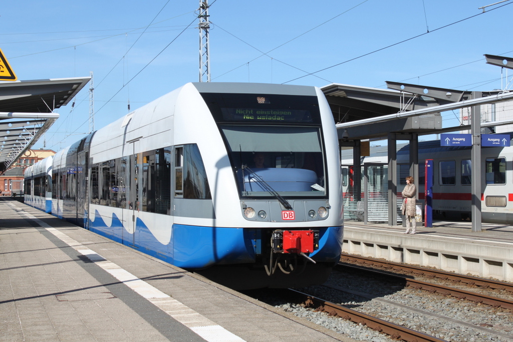946 629-2+946 626-8 als �berf�hrung von Rostock Hbf nach Seebad Heringsdorf bei der Ausfahrt im Rostocker Hbf.24.03.2017