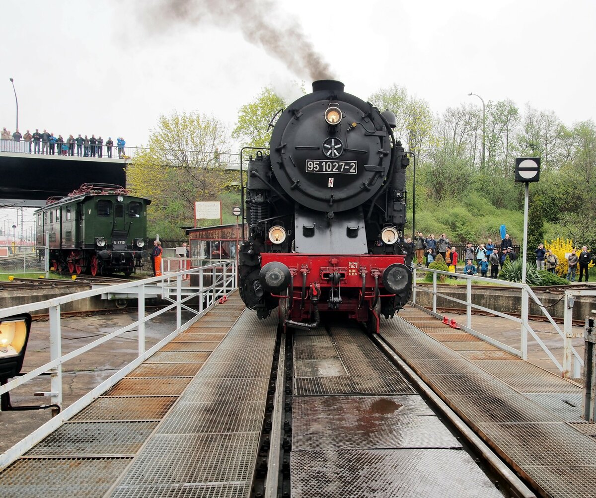 95 1027-2 auf der Drehscheibe und E 77 10 links im Hintergrund beim 8. Dampfloktreffen in Dresden Altstadt am 15.04.2016.