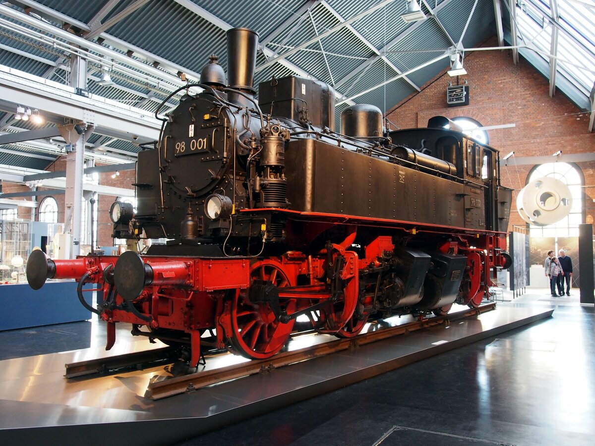 98 001 der Windbergbahn im Technikmuseum in Chemnitz am 19.04.2017. Es gab f�r die Windbergbahn zun�chst 2 Dampflokomotiven der Bauart Meyer von Hartmann in den jahren 1890 und 1891 gebaut. Von 1910 bis 1914 wurden insgesamt 18 weitere Dampflokomotiven in wesentlich verst�rkter Ausf�hrung gebaut. Von der Deutschen Reichsbahn wurden 15 Lokomotiven �bernommen. Bis 1967 waren die 98.0 (s�chs. I TV) im Einsatz und im Bw Dresden-Altstadt stationiert. Nur die 98 001 blieb f�r das Verkehrsmuseum Dresden erhalten und ist derzeit im Technikmuseum Chemnitz ausgestellt.